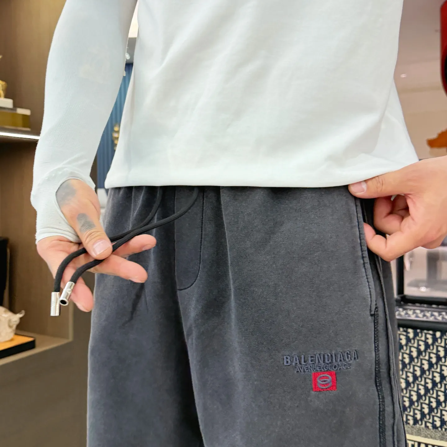 Balenciaga's three-standard complete 2026 summer New Arrival men's casual shorts, advanced custom-made Breathable fabric, Breathable fabric, extremely stretchy and comfortable, impeccable details, top-grade accessories, original logo design concept, delicate and soft feel! The upper body fit is awesome! Size: M-XXXL Please state your height and weight when ordering